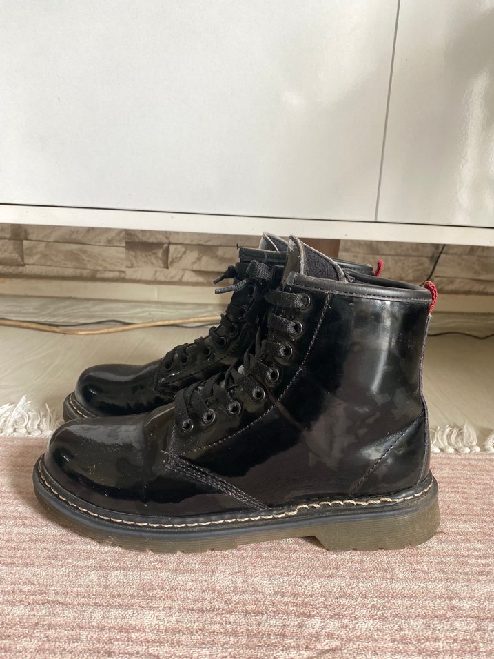 Siyah Rugan Bağcıklı Kadın Bot - Görsel 2