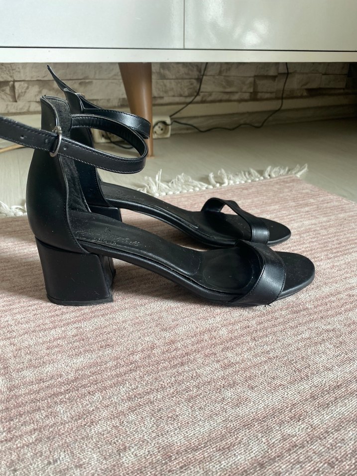 Siyah Tokalı İnce Topuklu Kadın Ayakkabı - Görsel 2