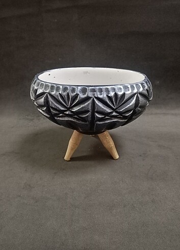 Ahşap ayaklı dekoratif beton saksı 
