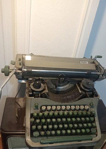 Gri ve haki renkli eski daktilo - Görsel 3