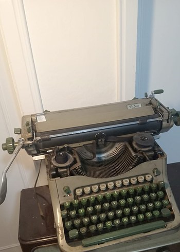 Gri ve haki renkli eski daktilo - Görsel 2