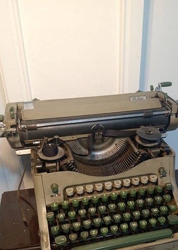 Gri ve haki renkli eski daktilo - Görsel 4