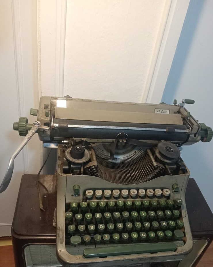 Gri ve haki renkli eski daktilo - Görsel 3