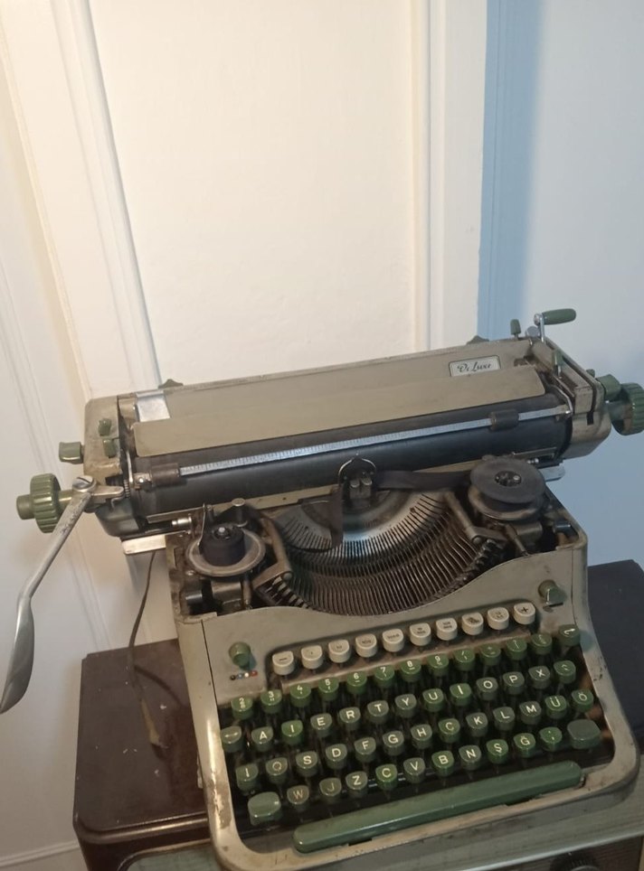 Gri ve haki renkli eski daktilo - Görsel 2