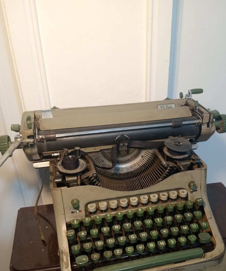 Gri ve haki renkli eski daktilo - Görsel 4