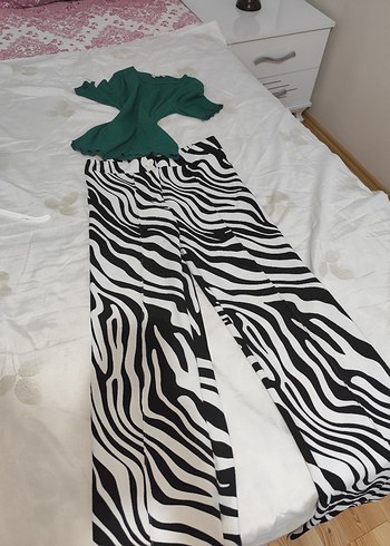 Trendyol & Milla Zebra Desenli İspanyol paça pantolon