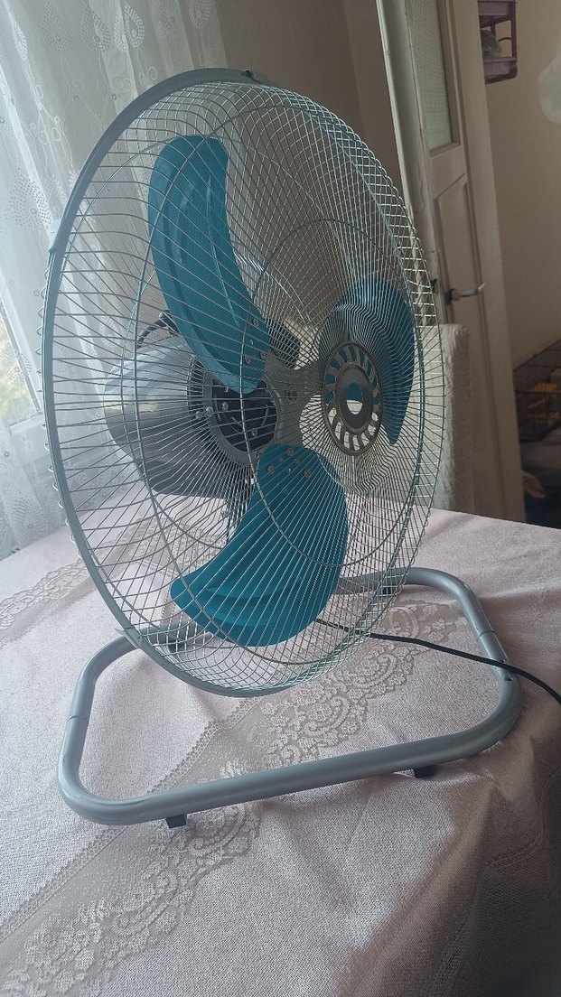 Mavi kanatlı gri masa vantilatörü - Görsel 2