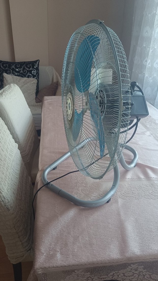 Mavi kanatlı gri masa vantilatörü - Görsel 4