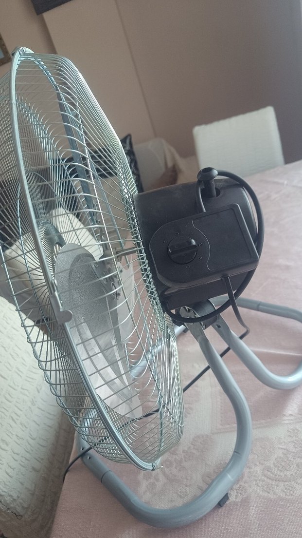 Mavi kanatlı gri masa vantilatörü - Görsel 3