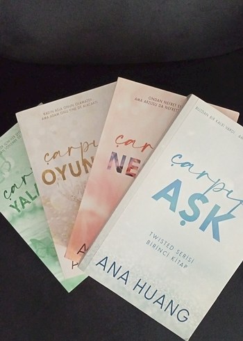 Ana Huang'dan Çarpık Serisi Roman Seti