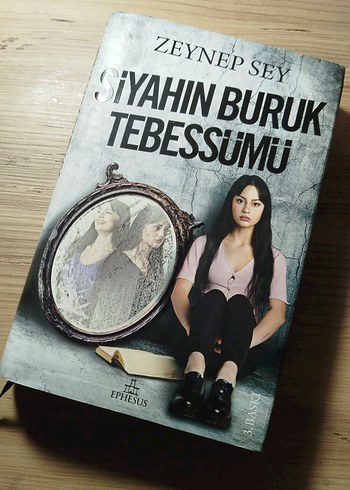 Siyahın Buruk Tebessümü - Zeynep Sey(ciltli)