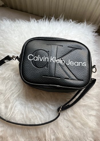 Calvin Klein Siyah Deri Kadın Çapraz Çanta