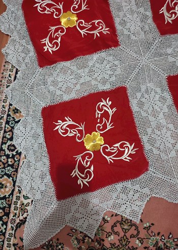 kadife Kırmızı Nakışlı Masa Örtüsü