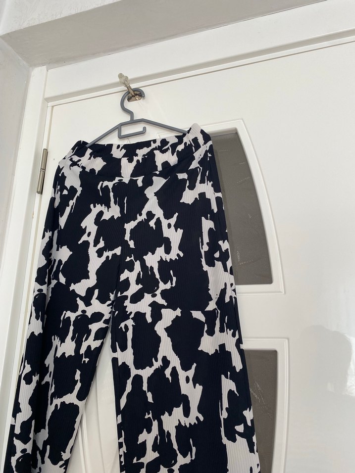 Kadın Siyah Beyaz Bağlama Desenli Pilili Pantolon - Görsel 2