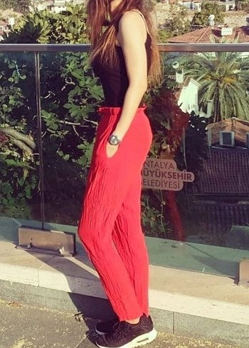 Kırmızı Pilili Rahat Kadın Pantolon