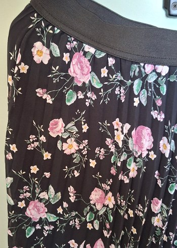 LC Waikiki Siyah Çiçek Desenli Piliseli Midi Etek