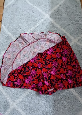 Çiçekli yumuşak kumaşlı önü fırfırlı sort etek - Görsel 3