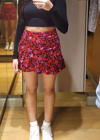 Çiçekli yumuşak kumaşlı önü fırfırlı sort etek - Görsel 4