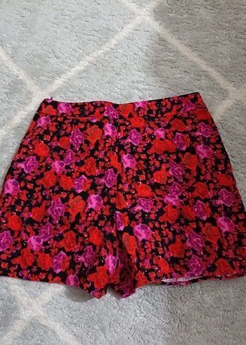 Çiçekli yumuşak kumaşlı önü fırfırlı sort etek - Görsel 2