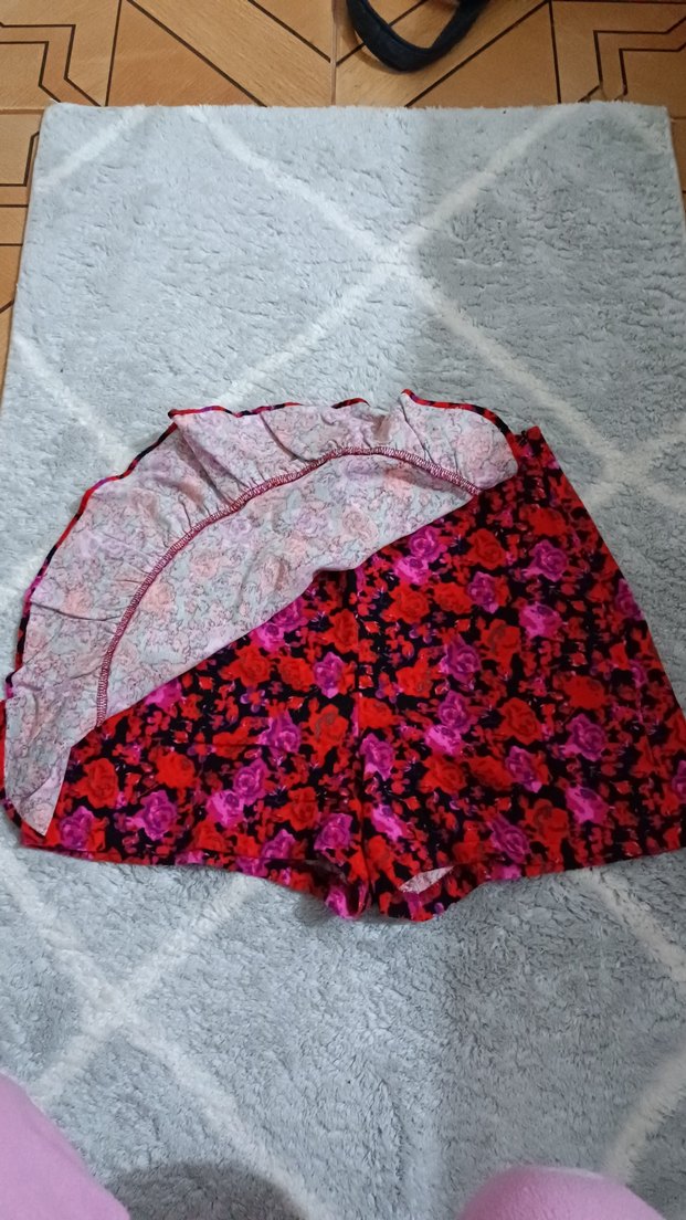 Çiçekli yumuşak kumaşlı önü fırfırlı sort etek - Görsel 3