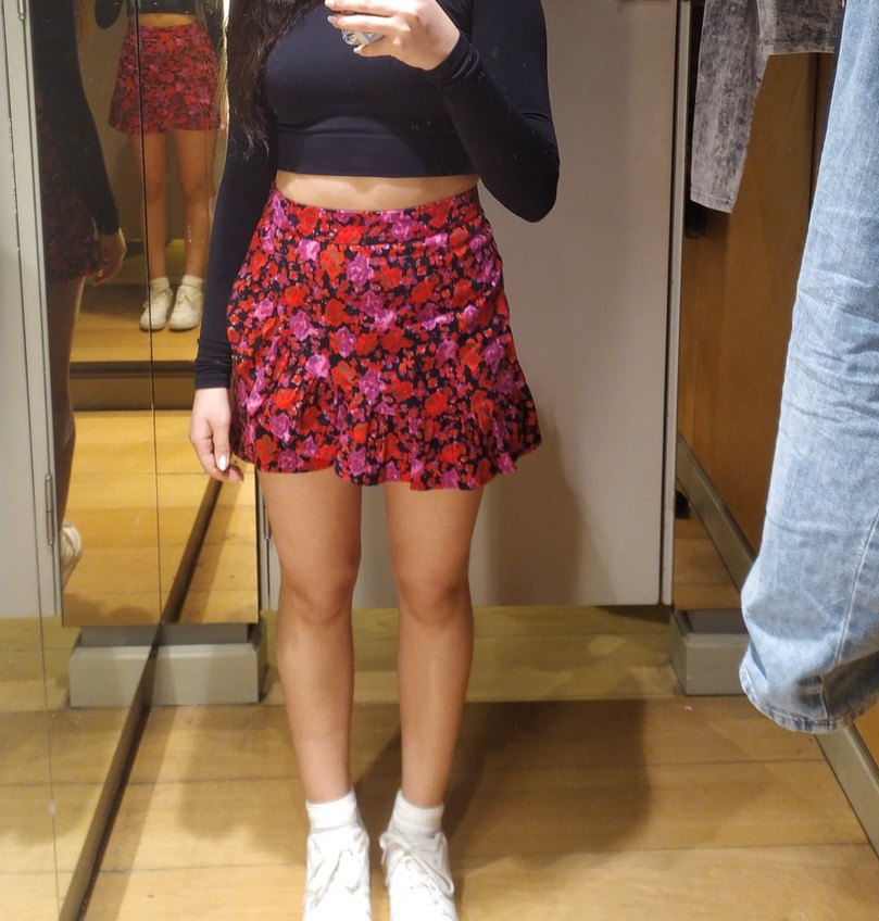 Çiçekli yumuşak kumaşlı önü fırfırlı sort etek - Görsel 4