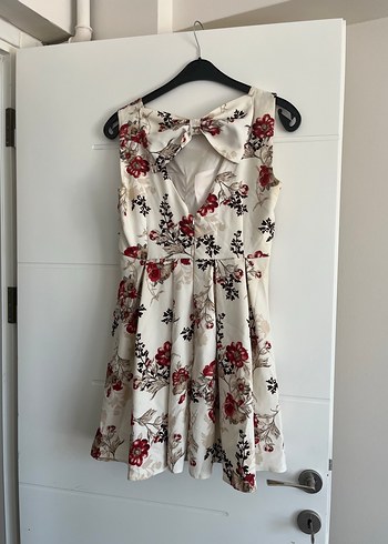 Zara Çiçek Desenli Beyaz Mini Elbise