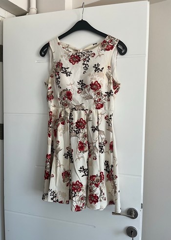 Çiçek Desenli Beyaz Mini Elbise