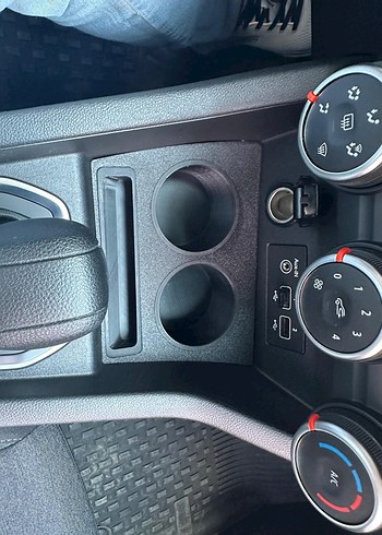 Clio 5 Bardaklık