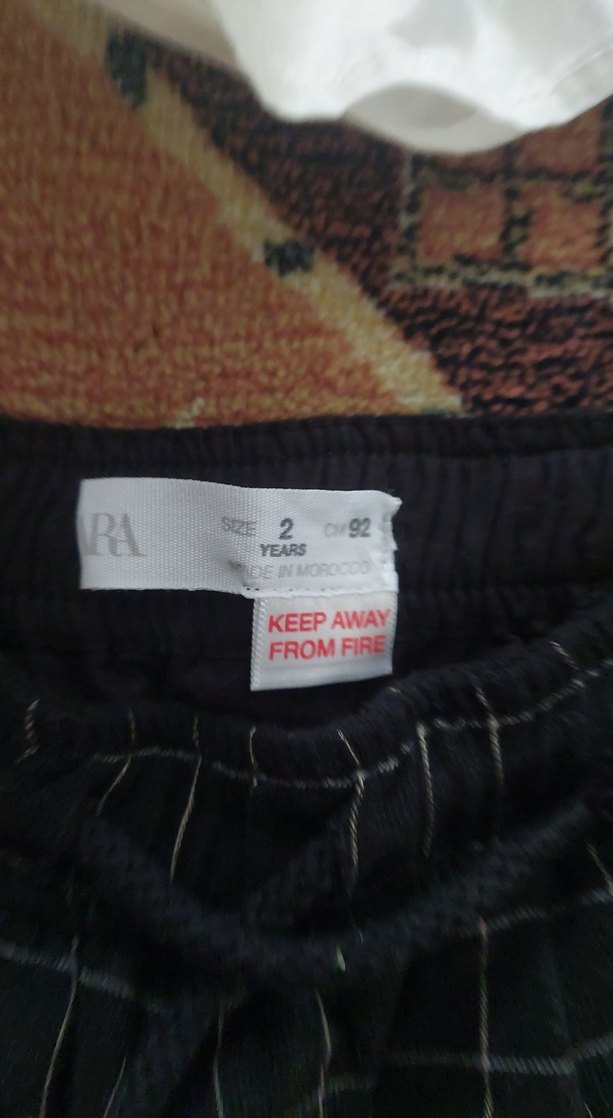 Düğmeli Beyaz Üst ve Kareli Siyah Pantolon Seti - Görsel 3