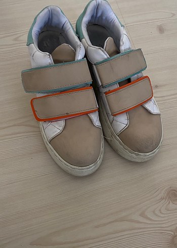 Kadın Beyaz Dolgu Topuklu Cırt Cırtlı Spor Ayakkabı