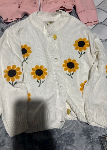 Beyaz Nakışlı Örgü Kız Hırka - Görsel 3