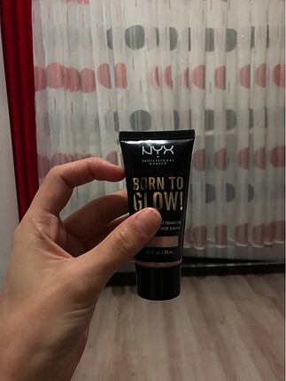 Beden Nyx - Born To Glow Fondöten Light