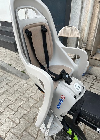 Gri ve Beyaz Bebek Bisiklet Koltuğu