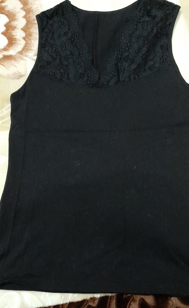 Dantel Detaylı Siyah V Yaka Kolsuz  Atlet - Görsel 2