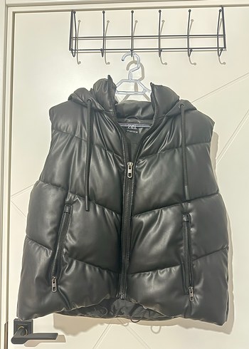 Zara Siyah Deri Fermuarlı Kolsuz Yelek ZARA
