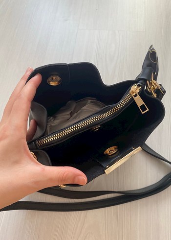 Zara Siyah Yılan Derisi Desenli Zincir Detaylı Deri Çanta