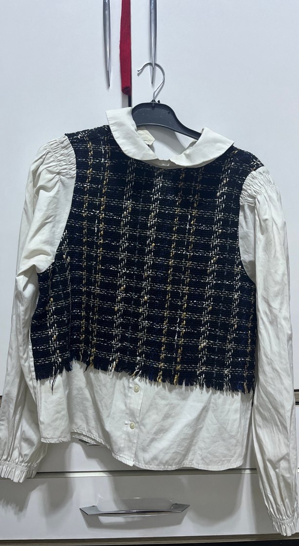 Beyaz Gömlekli Siyah Örgü Süveter - Görsel 2