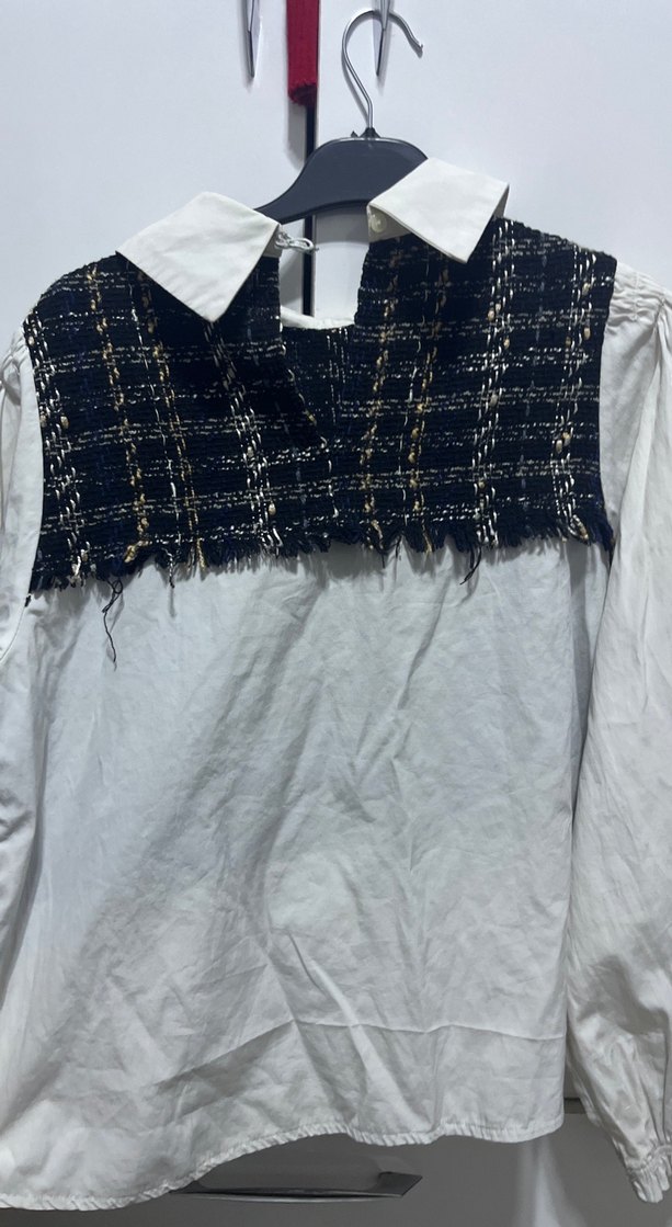 Beyaz Gömlekli Siyah Örgü Süveter - Görsel 4