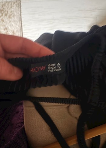 Siyah Pliseli V Yakalı İnce Askılı Kadın Atlet - Görsel 3