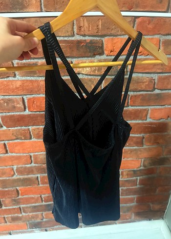 Siyah Pliseli V Yakalı İnce Askılı Kadın Atlet - Görsel 4