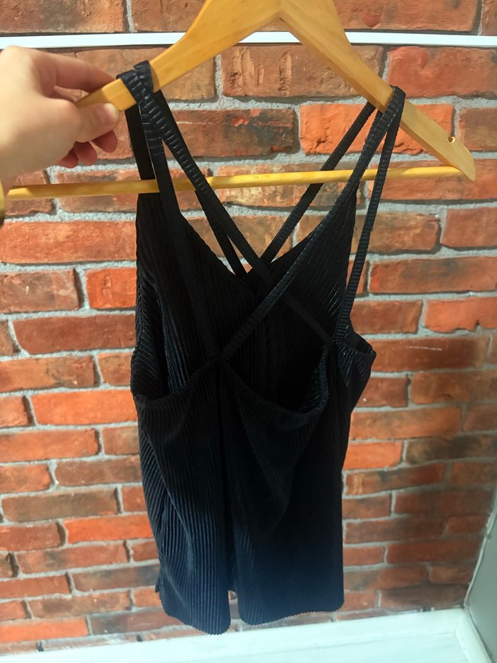 Siyah Pliseli V Yakalı İnce Askılı Kadın Atlet - Görsel 4