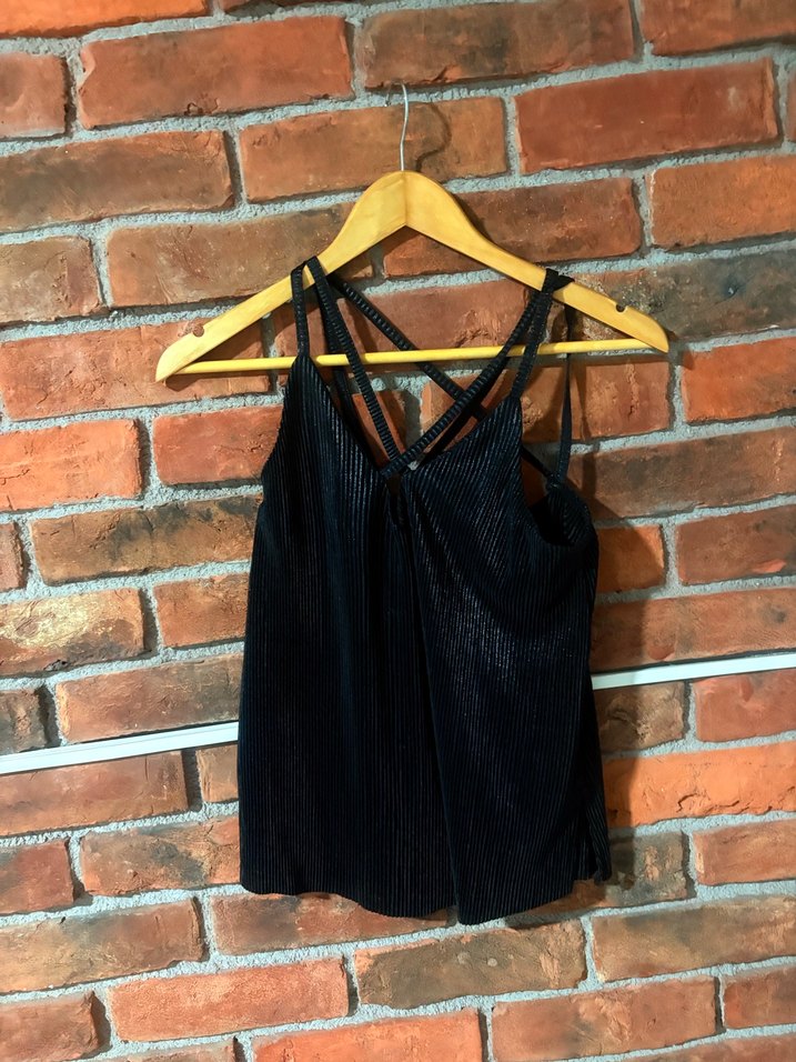 Siyah Pliseli V Yakalı İnce Askılı Kadın Atlet - Görsel 2