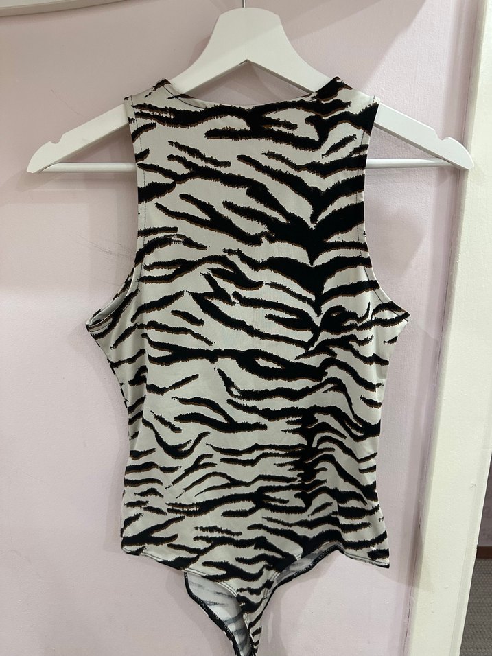 Gri Zebra Desenli Yüksek Yakalı Kolsuz Bluz - Görsel 2