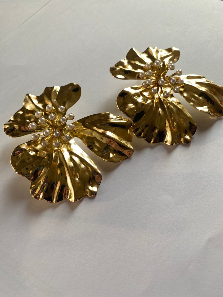 Altın Renkli Çiçek Motifli Midi Küpe - Görsel 2