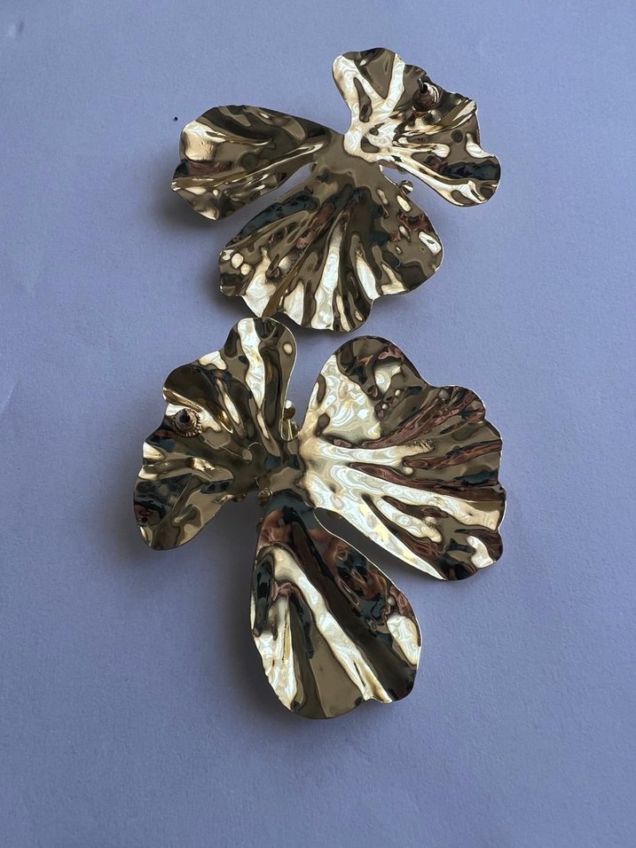 Altın Renkli Çiçek Motifli Midi Küpe - Görsel 3