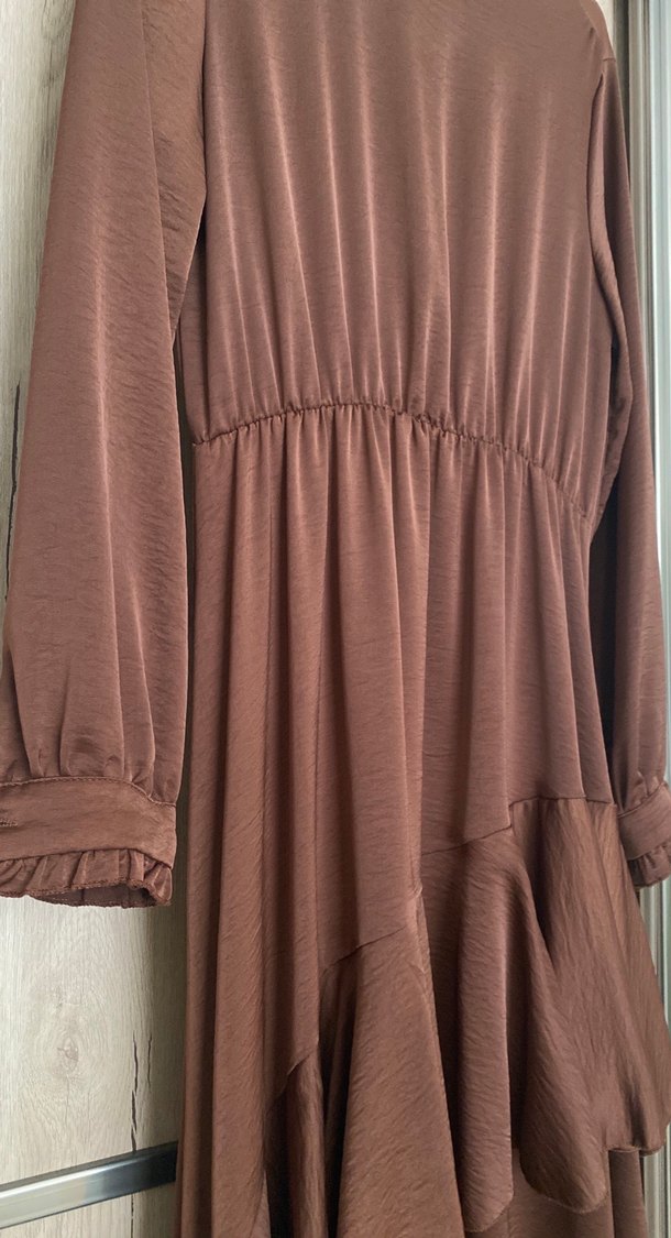 Kahverengi Uzun Fırfırlı Elbise - Görsel 3