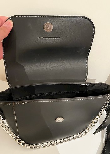 Beden Zincir Detaylı Siyah Deri Biker Çanta