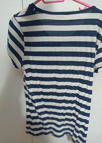 Mavi Beyaz Çizgili V Yaka Kısa Kollu Tişört - Görsel 3