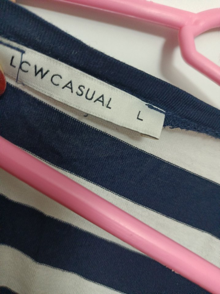 Mavi Beyaz Çizgili V Yaka Kısa Kollu Tişört - Görsel 2