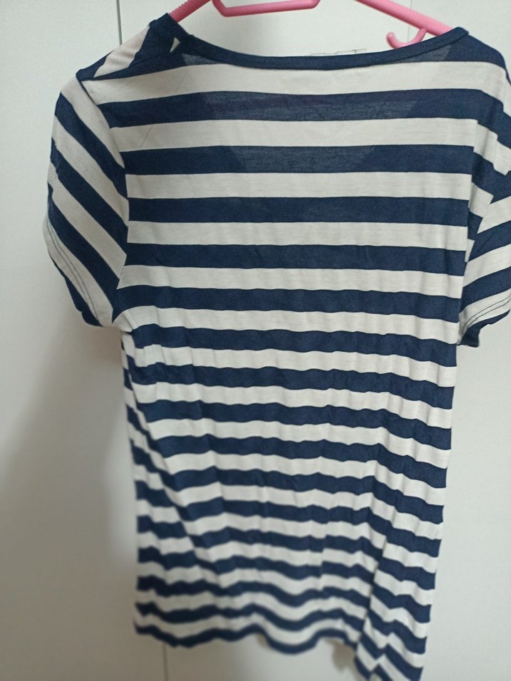 Mavi Beyaz Çizgili V Yaka Kısa Kollu Tişört - Görsel 3